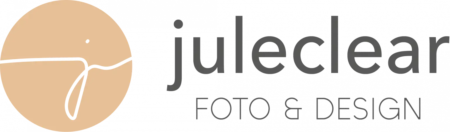 Ein Logo aus einem j in einem apricot färbenden kreis, "juleclear Foto & design" dahinter.