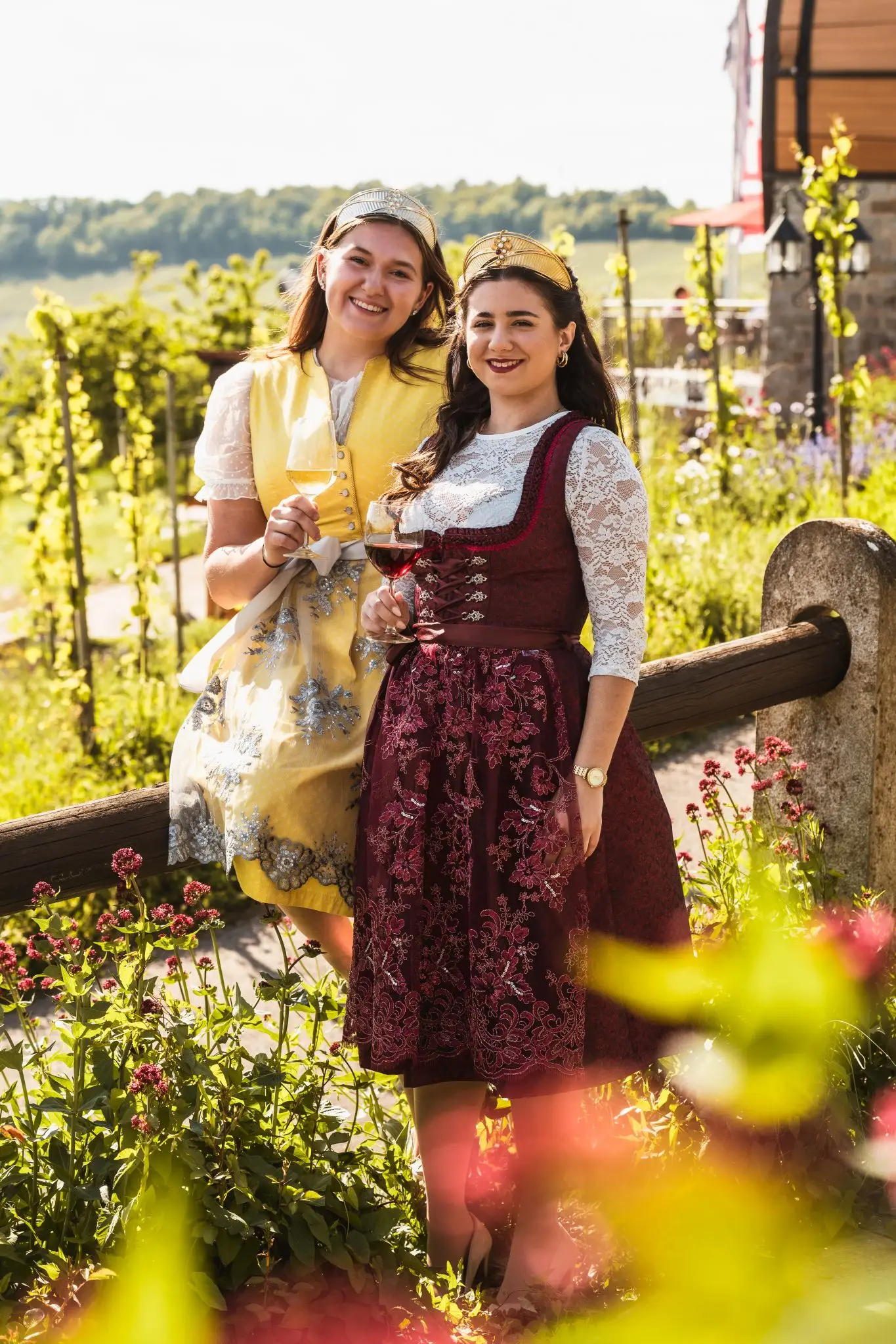 Zwei Weinköniginnen mit roten