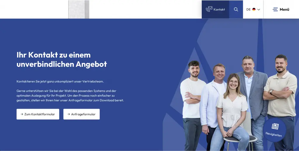 Screenshot einer blauen Website auf der ein ausgeschnittenes Foto des Vertriebsteams zu sehen ist