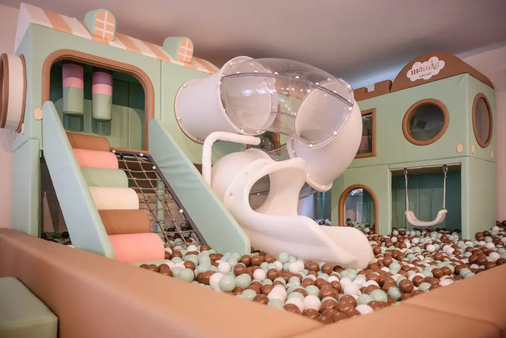 Spielgerät mit Rutsche und Bällebad in türkis vom mamila kidscafé in bretzfeld-schwabbach