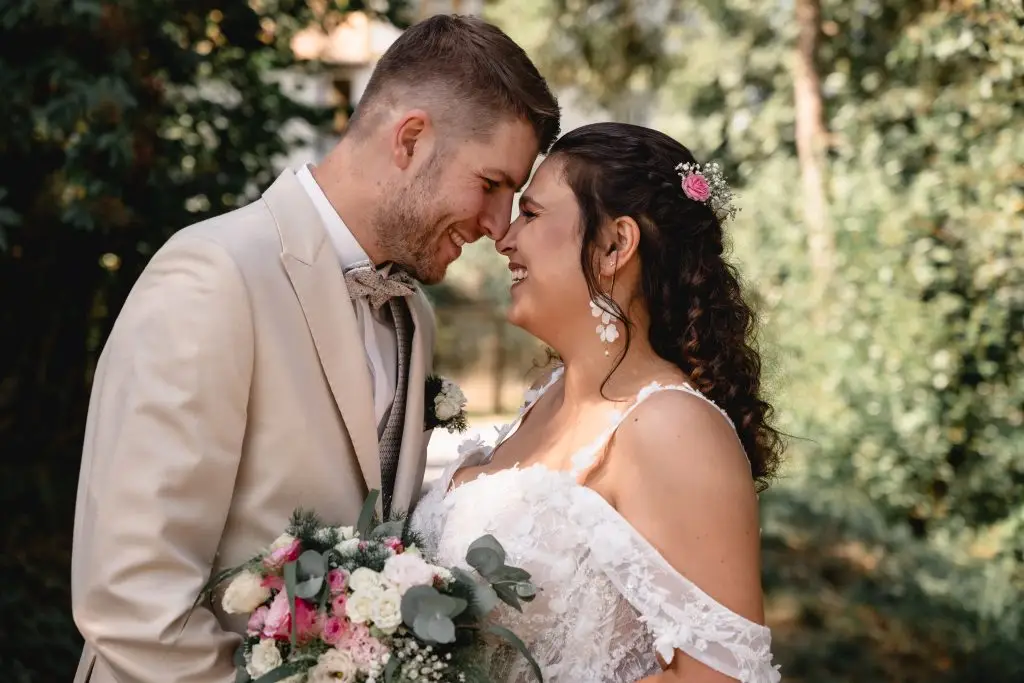 Ein glückliches Hochzeitspaar blickt sich tief in die Augen und lächelt sich an